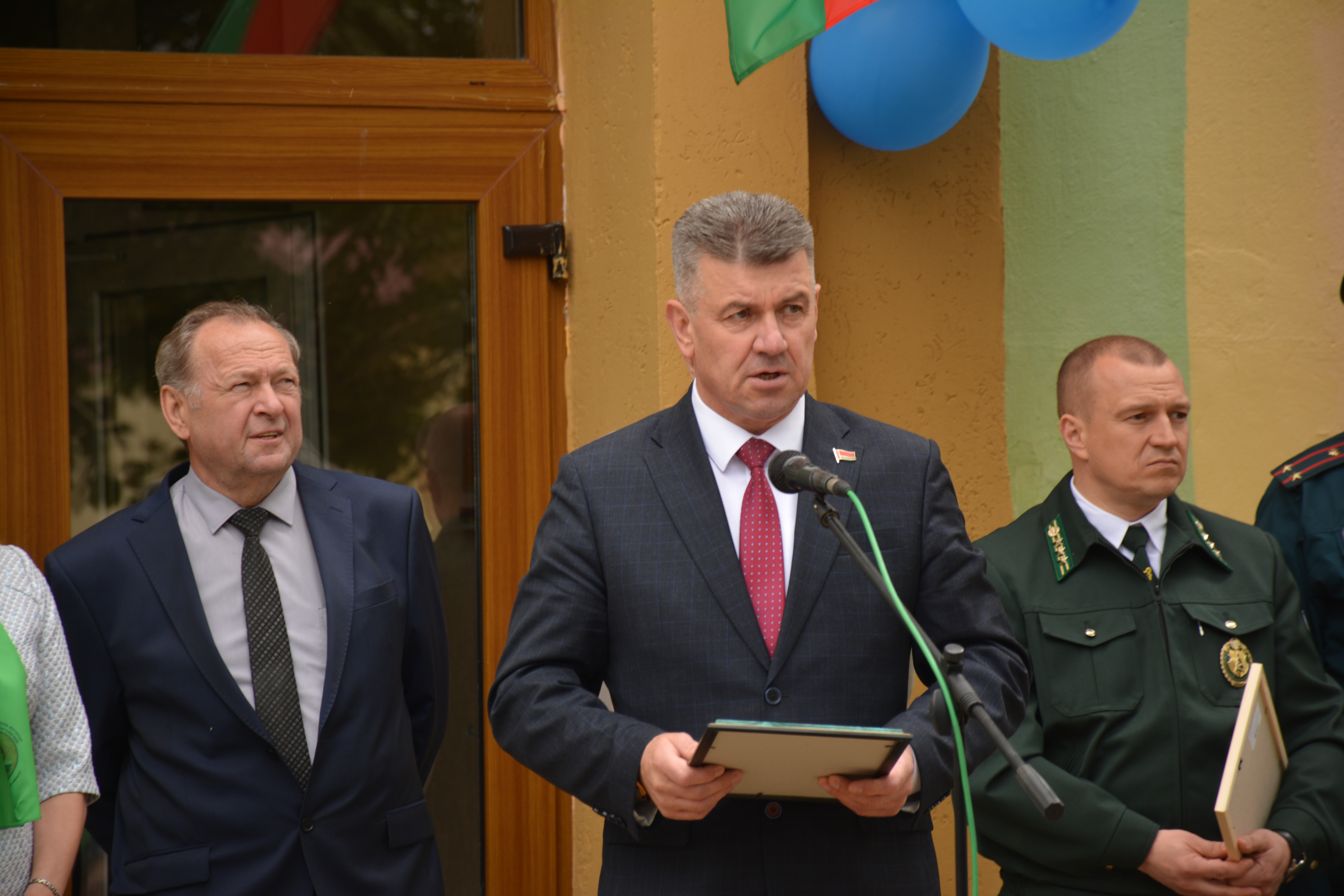 Министр лесного хозяйства Республики Беларусь Александр Кулик в День знаний посетил Глусскую санаторную школу