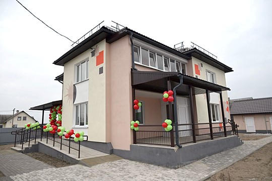 24 февраля состоялась церемония открытия детского дома семейного типа по улице Дорожной в Глуске. 
