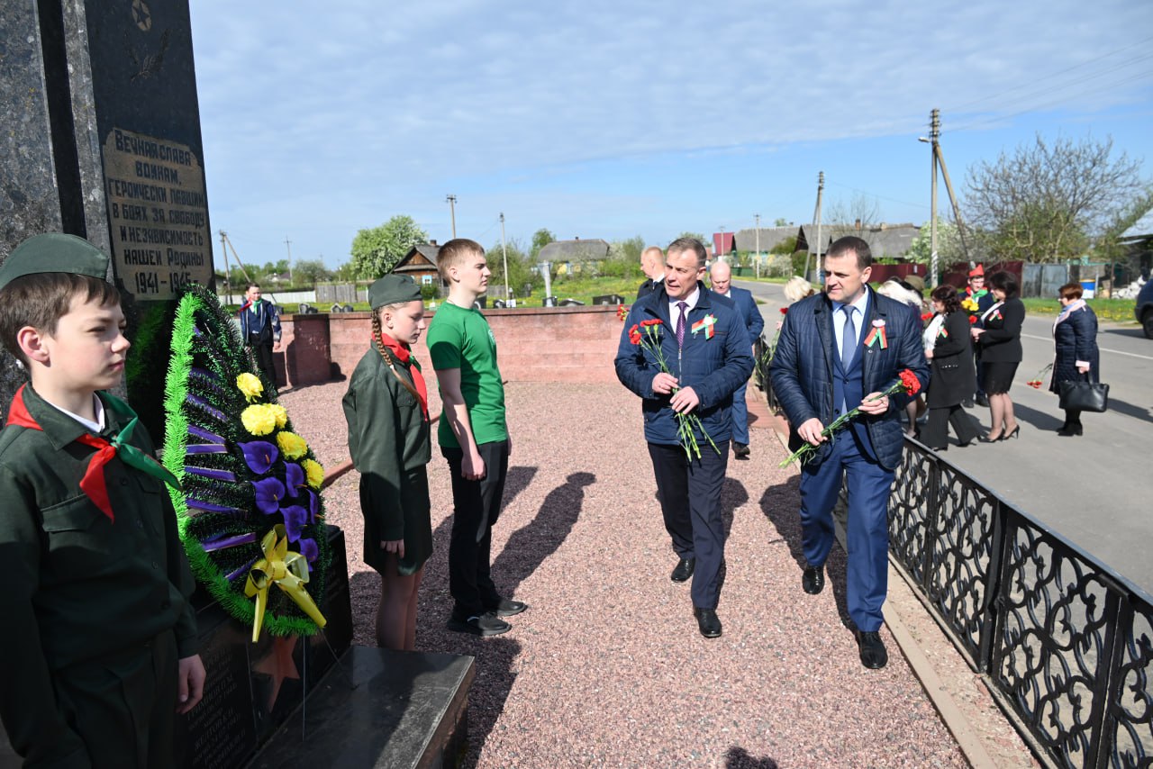 В Глусском районе прошли торжественные возложения цветов к памятникам и воинским захоронениям.