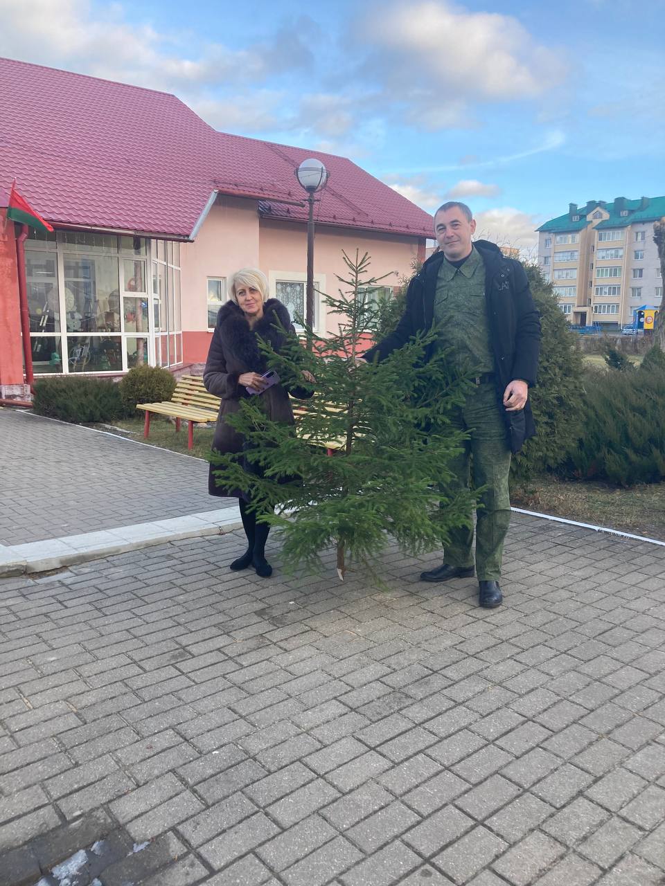 В преддверии новогодних праздников Министерство лесного хозяйства организует традиционную благотворительную акцию по передаче новогодних деревьев социальным учреждениям