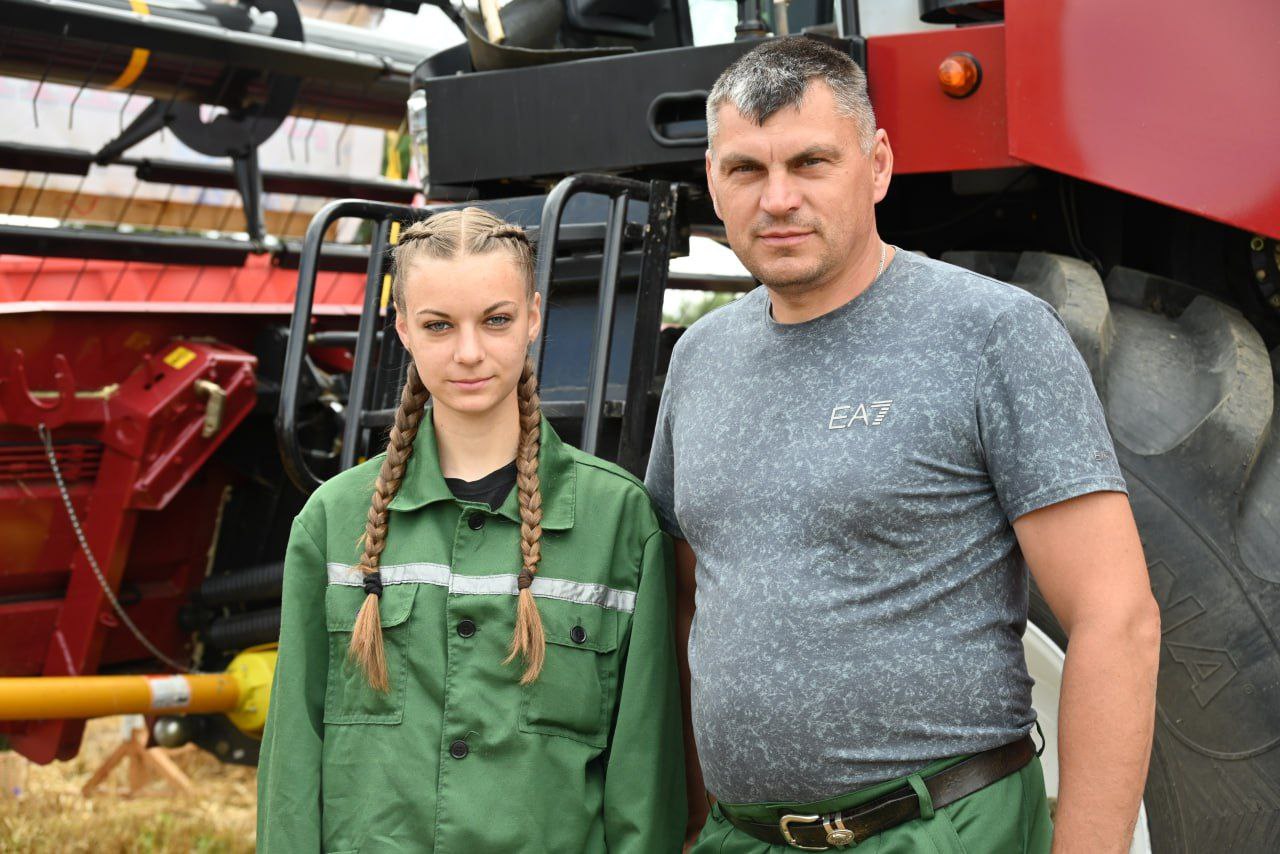 Семейный экипаж зерноуборочного комбайна