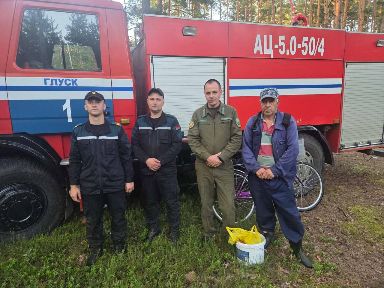 Оперативные действия спасателей и работников лесхоза помогли быстро найти заблудившегося ягодника.